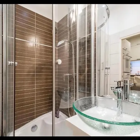 Center Studio With Sauna And Patio *